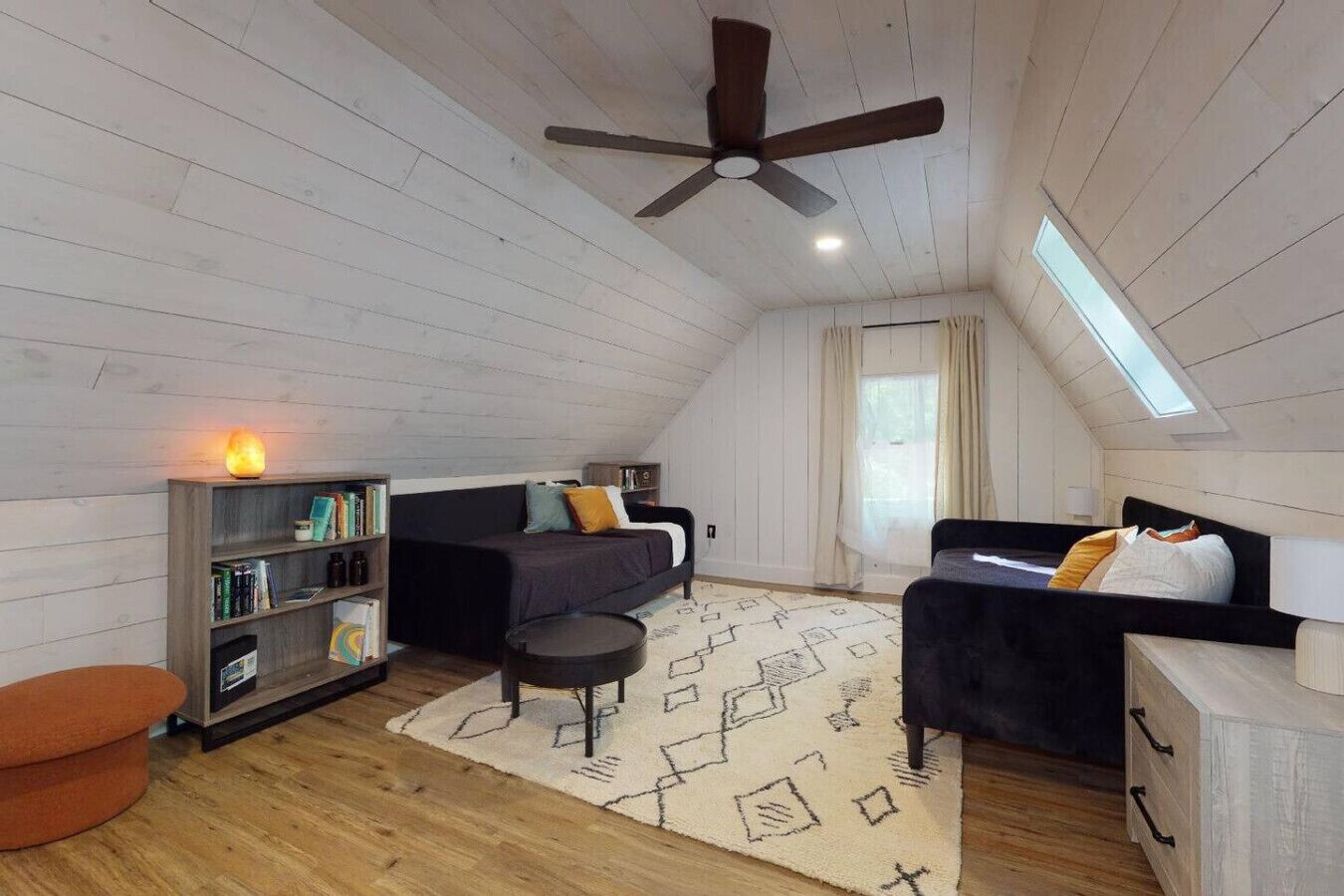 3 bedrooms, desk, WiFi, bed sheets