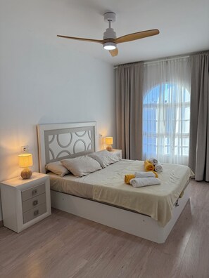 2 bedrooms, travel cot, WiFi, bed sheets