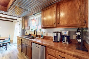 Fridge, microwave, oven, stovetop - Beautiful family-friendly home with game room, fire pit, porch, and streaming (Oakhurst)