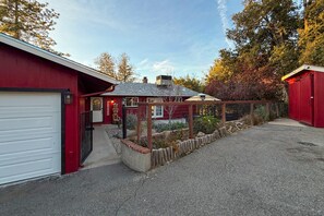 Exterior - Beautiful family-friendly home with game room, fire pit, porch, and streaming (Oakhurst)