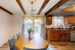 Dining - Beautiful family-friendly home with game room, fire pit, porch, and streaming (Oakhurst)