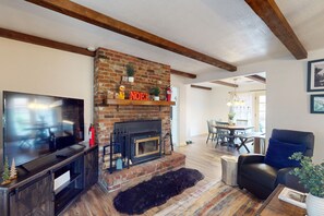 TV, fireplace, foosball - Beautiful family-friendly home with game room, fire pit, porch, and streaming (Oakhurst)