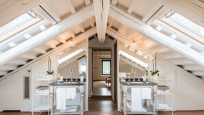 A high-ceilinged attic bedroom with skylights, a central skylight, and a wooden floor. - VILLA SOVRANA - Ten Bedroom Villa, Sleeps 20 (Perugia)