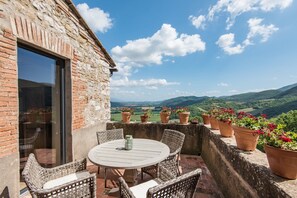 Outdoor dining - VILLA SOVRANA - Ten Bedroom Villa, Sleeps 20 (Perugia)