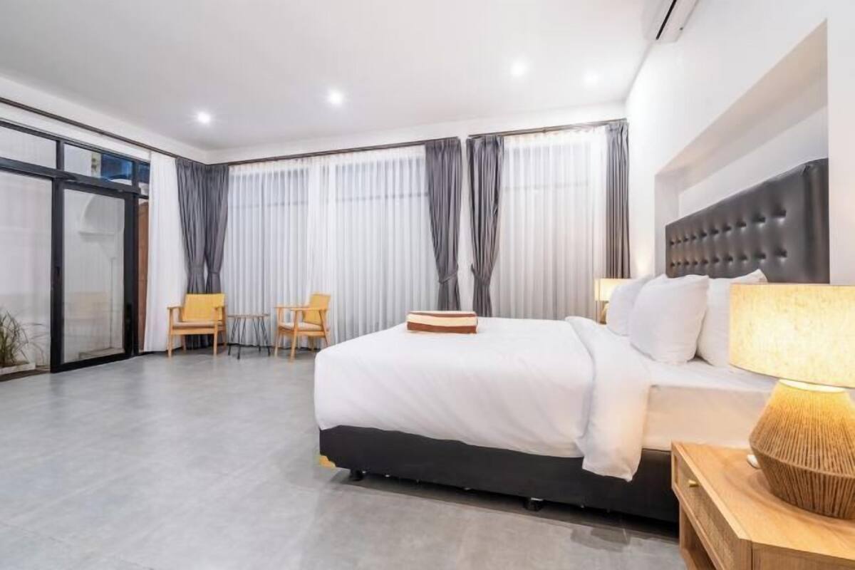 In-room safe, desk, laptop workspace, blackout curtains