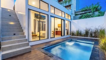 Vista frontal de la propiedad por la tarde o noche