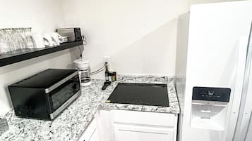 KĂŒhlschrank, Mikrowelle, Herdplatte, GeschirrspĂŒler