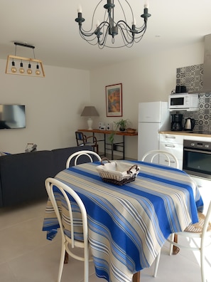 Microwave, oven, stovetop, dishwasher - Amandier du Canigou A new, single-storey, detached house facing the Canigou mountains (VERNET LES BAINS)