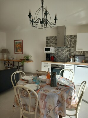 Microwave, oven, stovetop, dishwasher - Amandier du Canigou A new, single-storey, detached house facing the Canigou mountains (VERNET LES BAINS)