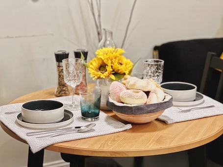 Dining. Temple Getaway: 2BR Apartment near Campus