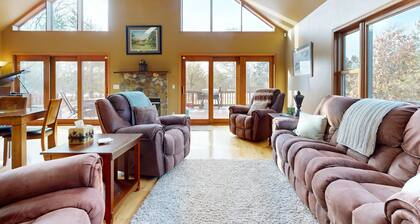 Charming Golf View Home, w/ Hot tub, Sauna, Fire pit, near Lakes & Trails!