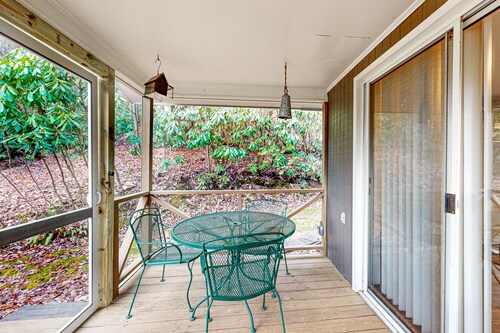 Secluded Home In Maggie Valley, NC with Full Kitchen, Fireplace and Wifi