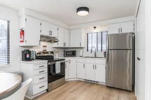 Fridge, microwave, oven, stovetop - Hot Springs Haven #1 (Lava Hot Springs)