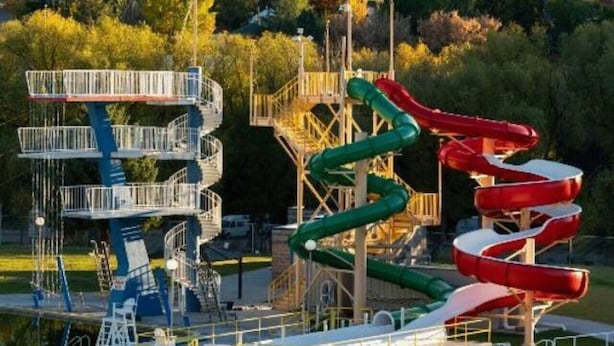 Een waterpark met diverse glijbanen en een meerlaags ontwerp.