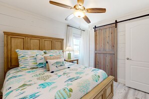 4 bedrooms, iron/ironing board, internet, bed sheets