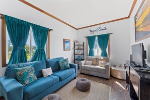 Family Villa, 3 Yatak Odası, Okyanus Manzaralı | Oturma alanı | Kitaplar 