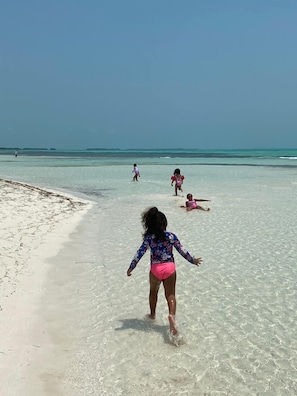 Beach nearby, white sand, beach towels, kayaking - Tarpon Sands (Little Frenchman Caye)