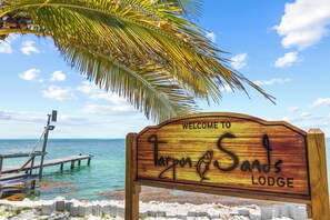 Une pancarte en bois sur laquelle est inscrit : « Bienvenue au Larpun Sands Lodge ».