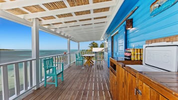 Breakfast, lunch, dinner served; ocean views