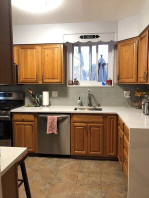 ثلاجة، ميكروويف، فرن، موقد طهي مسطح