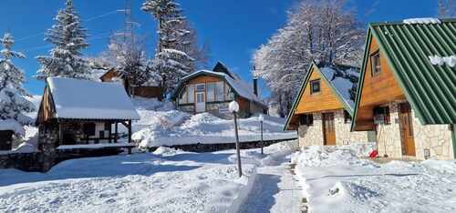 Charming 2-bedroom bungalow in welcoming Žabljak with WiFi