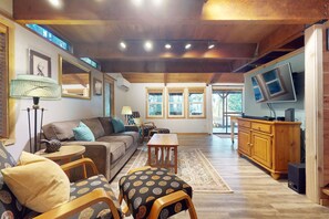 TV, peis, DVD-spiller og bøker