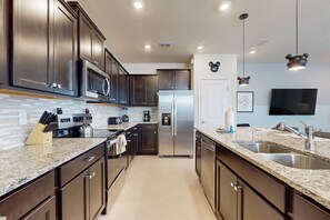 Frigorifero, microonde, forno, piano cottura