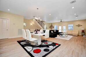 Interior - EaDo Luxury House (Houston)