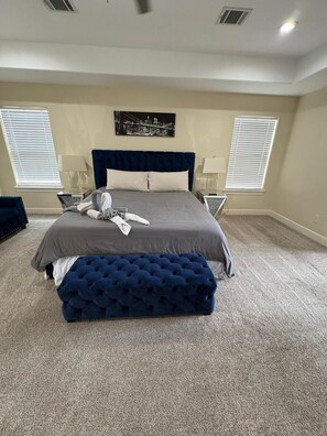 3 bedrooms, in-room safe, desk, iron/ironing board - EaDo Luxury House (Houston)