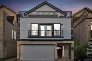 Exterior detail - EaDo Luxury House (Houston)