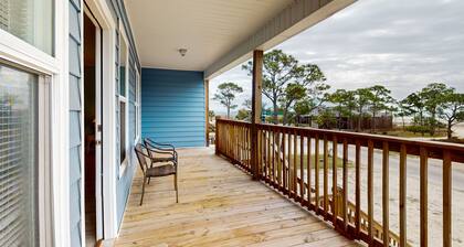 Beachview duplex with double lofts, balcony, W/D, Wifi