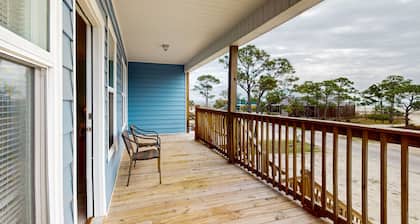 Gulfview duplex with loft, full kitchen, and washer and dryer.