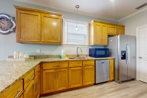 Fridge, microwave, oven, stovetop - Gulfview duplex with loft, full kitchen, and washer and dryer. (Dauphin Island)