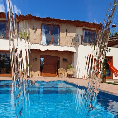 Modern Vacation Home with Private Pool & Large Garden – Casa Canto do Bem-te-vi