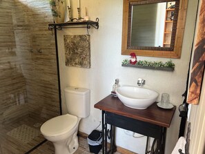Ein Badezimmer mit Toilette, Waschbecken und Dusche.