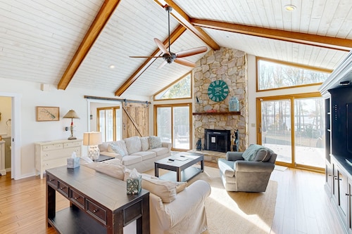 Spacious house with water view, kayaks, foosball table, deck, firepit