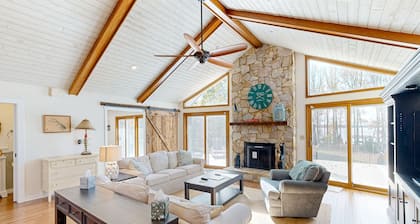 Spacious house with water view, kayaks, foosball table, deck, firepit