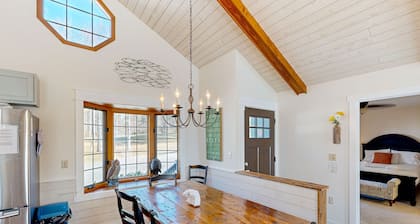 Spacious house with water view, kayaks, foosball table, deck, firepit