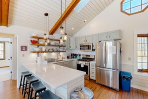 Jääkaappi, mikroaaltouuni, uuni, liesi