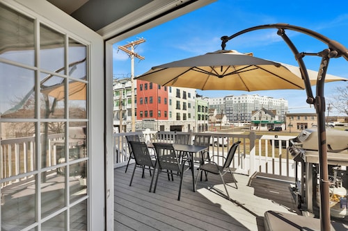 The Seabreeze Haven - Luxury 3BR Coastal Retreat•Near Beach+Free Parking