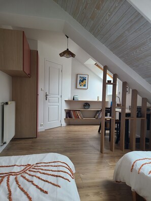 4 slaapkamers, een bureau, een strijkplank/strijkijzer, wifi