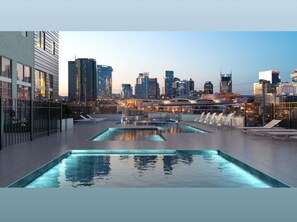 Piscina a l'aire lliure i piscina climatitzada