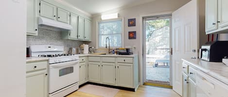 Réfrigérateur, four à micro-ondes, un four, surface de cuisson