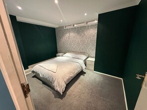 2 bedrooms, iron/ironing board, WiFi, bed sheets - Bright & Spacious 2BR/1BA In London - PRIME CENTRAL LONDON LOCATION (London)