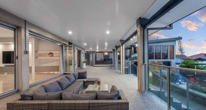 "The Sands on Margate Beach" - Margate Q 4019