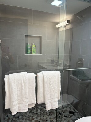 Ducha, secador de pelo, toallas y jabón