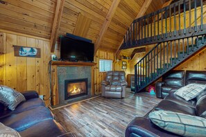 Fernseher, Kamin, DVD-Player