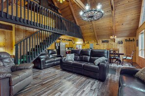 Fernseher, Kamin, DVD-Player