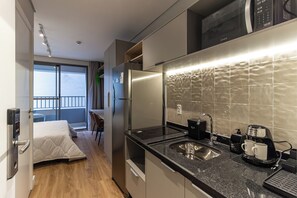 Standard Studio (582995) | Private kitchen | Microwave, stovetop, cookware/dishes/utensils - 360 Horizon Paraíso (Sao Paulo)