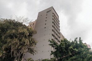 A tall, modern building with multiple balconies. - 360 Horizon Paraíso (Sao Paulo)